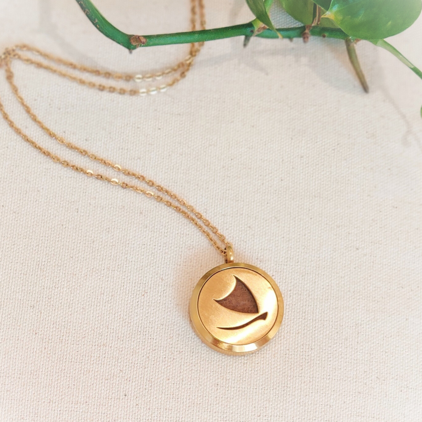 eau des îles - fragranced necklace