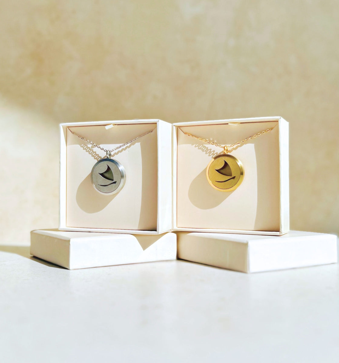 eau des îles - fragranced necklace